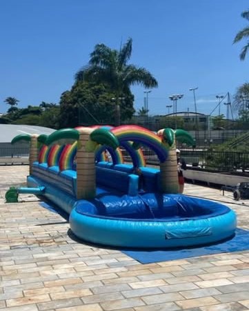 Radical Slide com palmeiras infláveis e piscina
